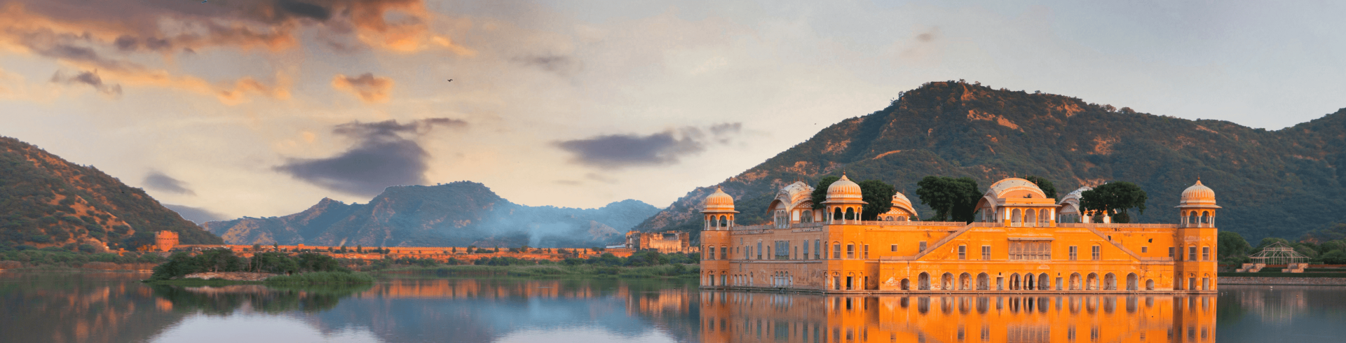 Visite a ndia com o Hotel Leela Palace